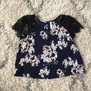 Short floral shirt with lace detail.